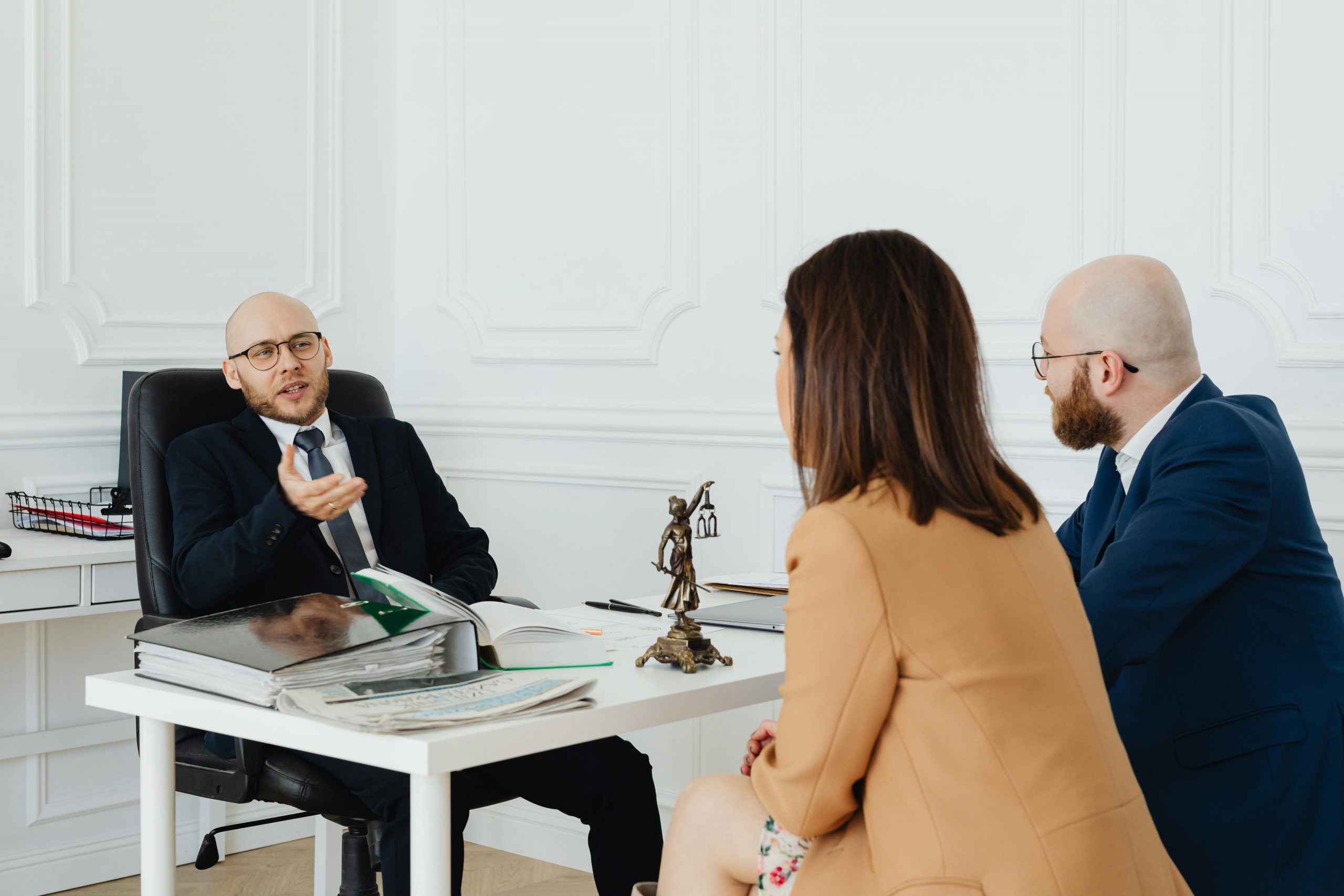 divorce mediator speaking with a couple